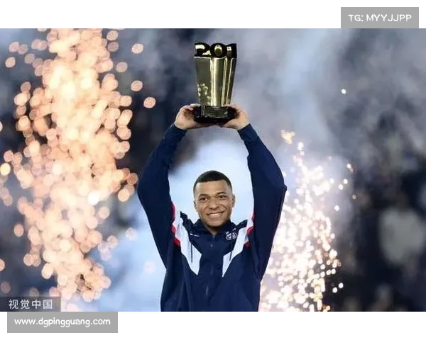 姆巴佩捧杯背后的拼搏与荣耀以及未来足球生涯的无限可能